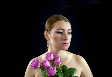 bir buket çiçek ile genç kız 