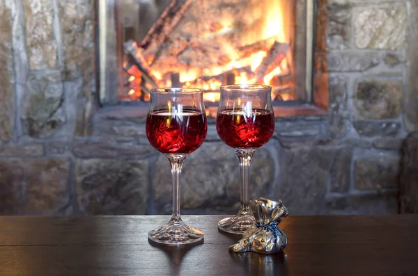 Dwie szklanki wina przy kominku — Zdjęcie stockowe