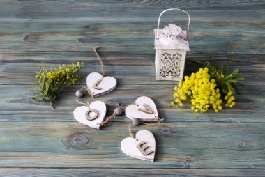 Ahşap bir masa üzerinde bir mimoza dalları