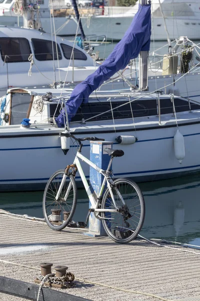 Vélo sur le quai gros plan — Photo