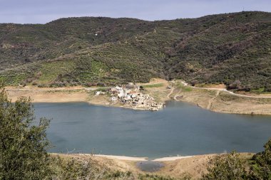 Gölde ıssız Köyü 