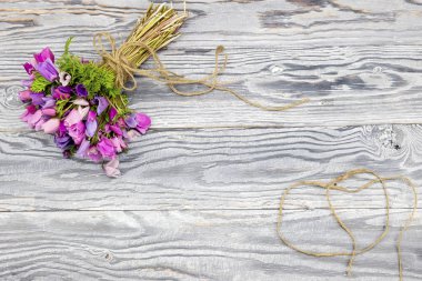  Anemon ahşap arka plan üzerinde