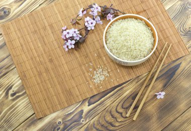 Tabakta çiğ pirinç. 