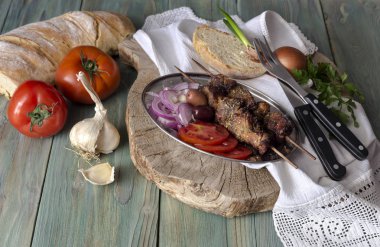 Ahşap bir masa üzerinde kebab 
