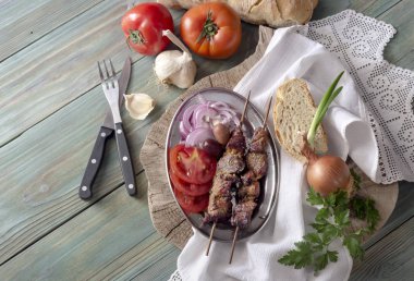 Ahşap bir masa üzerinde kebab 