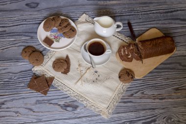 Kahve ve tatlılar bir ahşap tablo