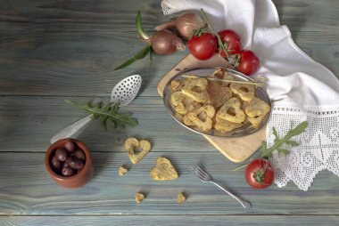 Patates kızartması ahşap bir masa üzerinde
