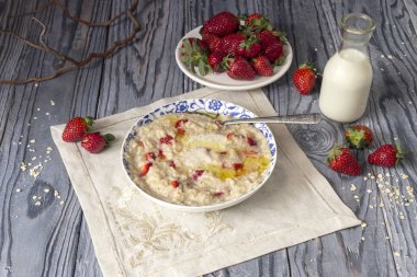 çilek ile yulaf ezmesi