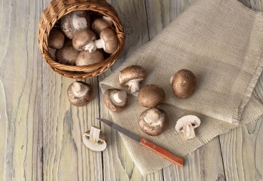 Tahta masadaki mantarlar 