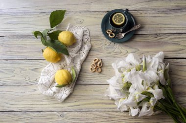 Bir fincan çay ve süsen