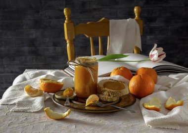 Kahvaltı Peksimet üzerinde portakal reçeli 