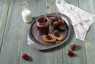  Kahvaltı Peksimet üzerinde çilek reçeli 