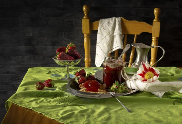 Frühstück mit Erdbeermarmelade auf Zwieback — Stockfoto