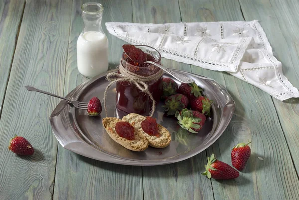 草莓果酱上干面包的早餐 — 图库照片
