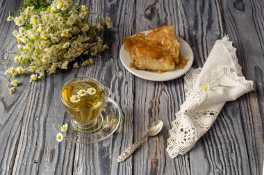 Ahşap bir masa üzerinde papatya çayı 