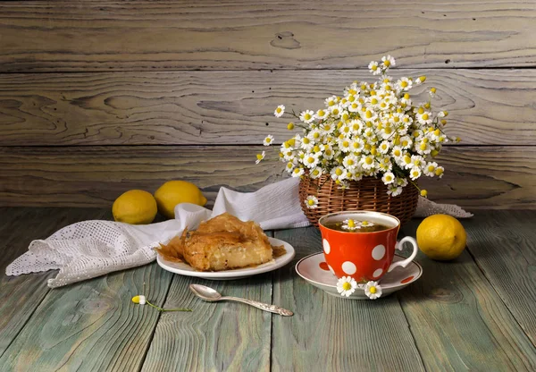 Ромашковый чай на деревянном столе — стоковое фото