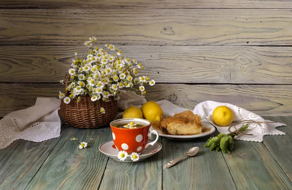 Ромашковый чай на деревянном столе — стоковое фото