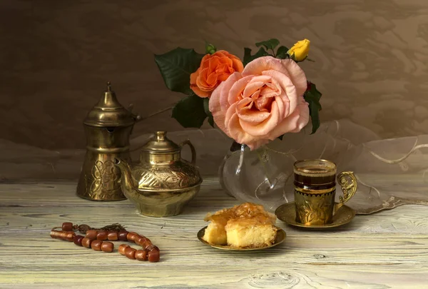 Натюрморт з трояндами та кавовим сервісом — стокове фото
