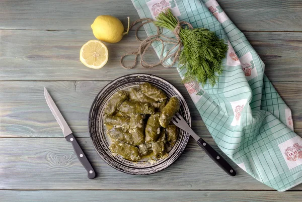 Дольмы в яично-лимонном соусе (греческая кухня ) — стоковое фото