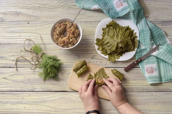 Yaprak dolma hazırlanması 