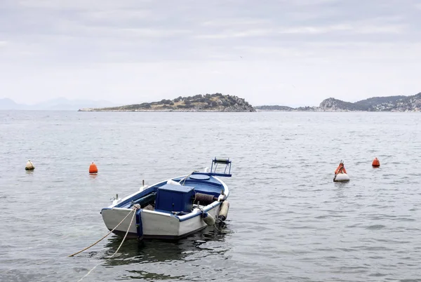 Oude vissersboot aan de Pier (Griekenland) — Stockfoto