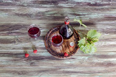 Ahşap bir masa üzerinde kırmızı şarap