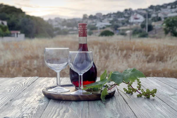 Czerwone wino na drewnianym stole — Zdjęcie stockowe