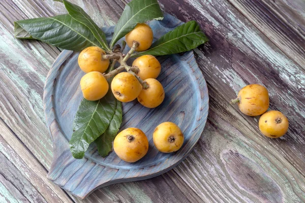 Loquat на деревянном фоне — стоковое фото