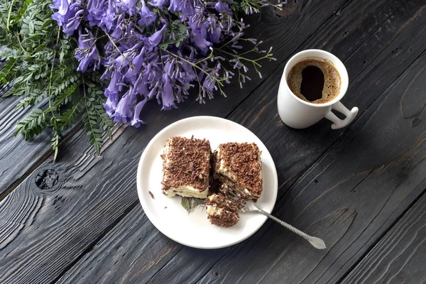 케이크와 커피서클 컷 원유 당근 — 스톡 사진
