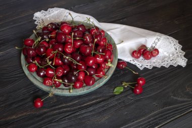 Tahta bir masada kiraz.