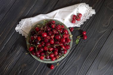 Tahta bir masada kiraz.