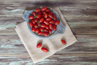 Tahta masadaki kiraz domatesleri. 