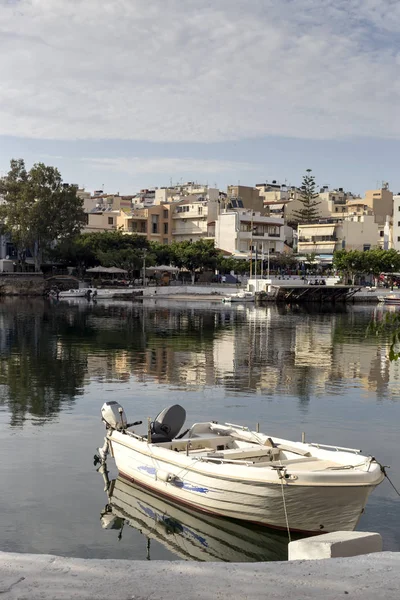 Лодки на фоне города Св. Николая (Крит, Греция) ) — стоковое фото