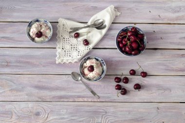 Dondurma ve kiraz ahşap bir masa üzerinde 