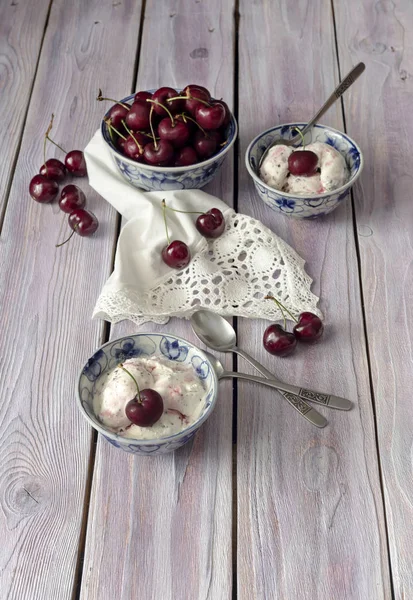 Dondurma ve kiraz ahşap bir masa üzerinde 