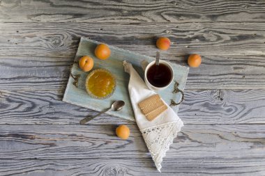 Kayısı reçeli ile sabah çay 