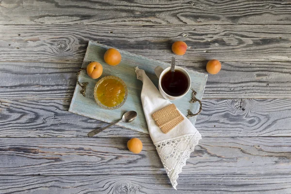 Утренний чай с абрикосовым джемом — стоковое фото