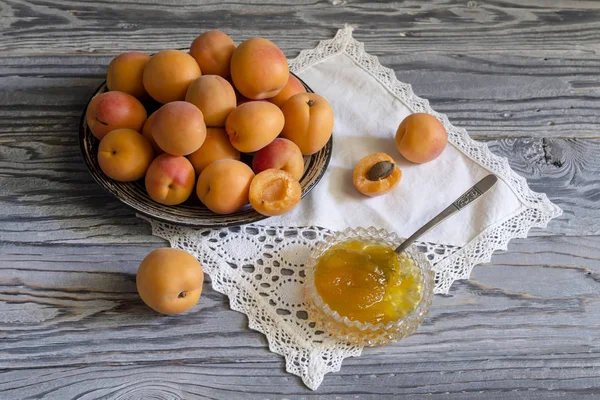 Apricots and apricot jam on a wooden table — Stock Photo, Image