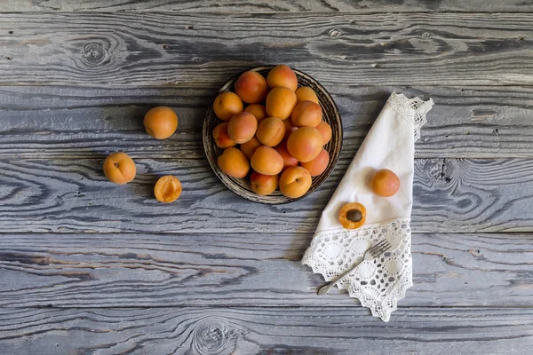 Спелые абрикосы на тарелке — стоковое фото