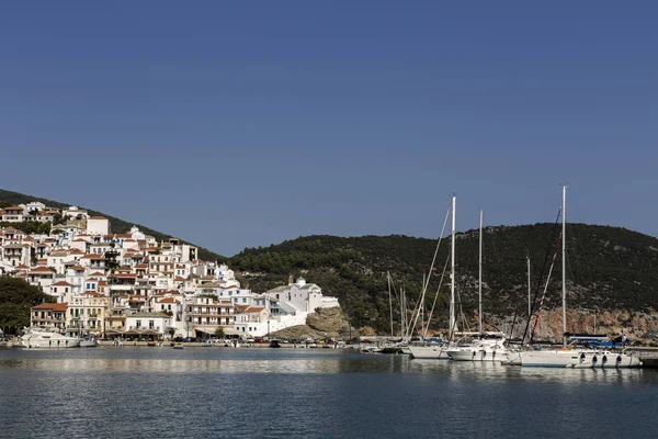 Puerto de la isla Skopelos (Grecia, norte de Esporadas ) — Foto de Stock