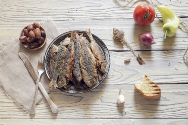 Tabakta kızarmış balık. 