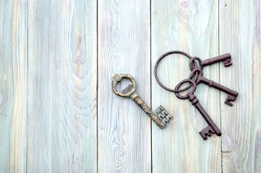 ahşap arka plan üzerinde tuşları