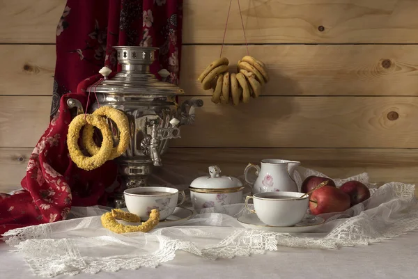 Натюрморт с самоваром, бубликами и чаем — стоковое фото
