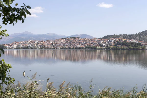 Panorama de um lago montês e a cidade — Fotografia de Stock