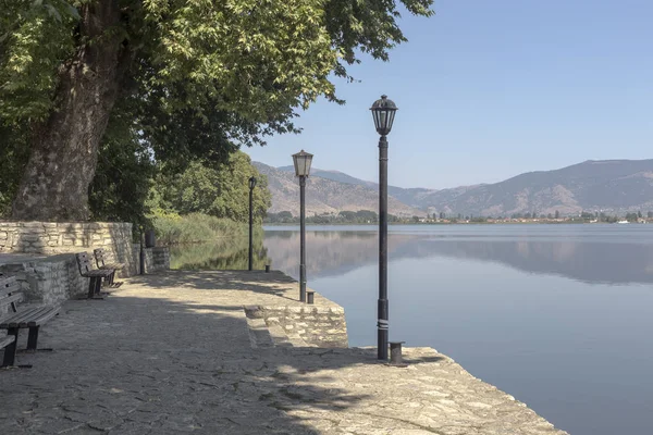 Panorama de um lago de montanha e aterro — Fotografia de Stock