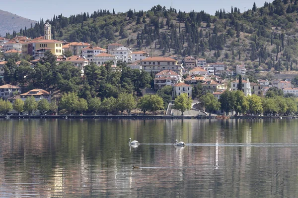 Panorama d'un lac de montagne et de la ville — Photo