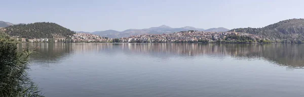 Bir dağ Gölü ve şehir panoraması — Stok fotoğraf