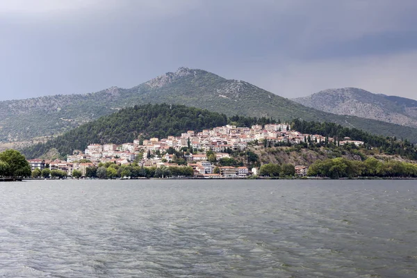 Panorama de um lago montês e a cidade (Macedônia, noroeste da Grécia ) — Fotografia de Stock