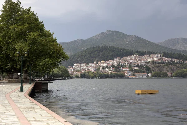 Panorama de um lago montês e a cidade — Fotografia de Stock