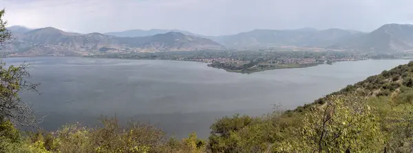 Panorama of a mountain lake and the city (Macedonia, northwest Greece) — Stock Photo, Image